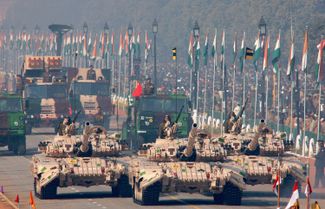 Разработанные в СССР танки Т-72, стоящие на вооружении армии Индии, во время парада в честь Дня Республики в Нью-Дели. 26 января 2007 года