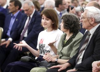 Анна Луганская, ее дед и бабушка на вручении награды ее отцу в Кремле, 12 июня 2019 года