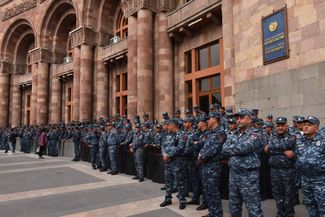 Полицейские охраняют Дом правительства Армении в Ереване. 24 сентября 2023 года