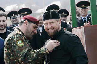 Alibek Delimkhanov presents the leader of Chechnya Ramzan Kadyrov the Star of Akhmat Kadyrov medal.