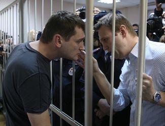 Олег и Алексей Навальные после оглашения приговора по делу «Ив Роше», 30 декабря 2014 года