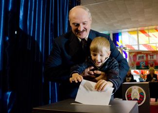 Александр Лукашенко с младшим сыном Колей опускает бюллетень для голосования в урну во время парламентских выборов в Беларуси. Минск, 28 сентября 2008 года