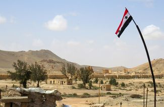 Сирийский флаг над Пальмирой. 27 марта 2016 года