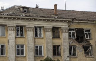 Последствия российского обстрела города Марганец в Днепропетровской области. По данным к вечеру 10 августа, погибло не меньше 13 человек, повреждены школа, жилые дома и другие гражданские объекты
