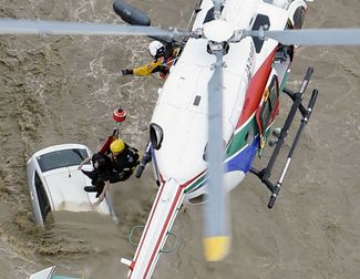 Пострадавшего поднимают на вертолет спасателей, 10 сентября 2015 года