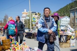 Китайские туристы в поселке Листвянка. 2017 год