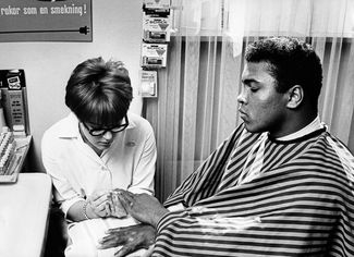 Мохаммеду Али делают маникюр во время его визита в Стокгольм. 1965 год