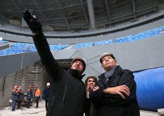 Вице-губернатор Петербурга Игорь Албин (слева) и консультант ФИФА Чарльз Ботта посещают стройку стадиона, 17 октября 2016 года