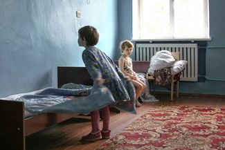 Мы попросили Дмитрия Маркова выбрать наиболее ценные для него самого фотографии и сопроводить их небольшими комментариями.<br>Вот что он сказал об этом фото: «Моя первая поездка с волонтерами в детский дом, первое впечатление и первая фотография».