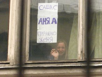 As a result of the terrorist attack, according to different reports, anywhere from 130 to 174 hostages were killed. The official hostage death count is 130 people, 119 of whom died in hospitals after being freed. (Sign reads, “Sasha S., Anya A., Zhenya Privalenko.”)