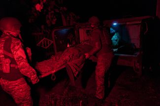 Военные врачи бригады «Эдельвейс» оказывают медицинскую помощь раненому военнослужащему
