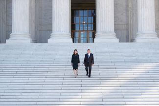 Судья Эми Кони Барретт и председатель Верховного суда после церемонии вступления в должность. Вашингтон, 1 октября 2021 года