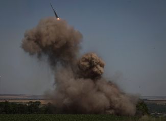 Украинские военные производят залп из ракетной системы «Ураган» на линии фронта в Донбассе