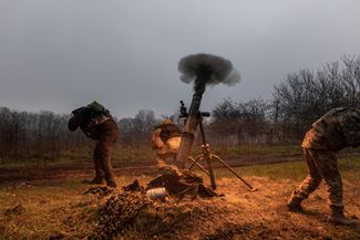 Солдаты 57-й мотопехотной бригады ВСУ ведут огонь из миномета