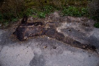 Очертания тела погибшего в Александровке, оставшиеся на асфальте