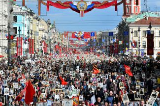 Шествие «Бессмертного полка» в Петербурге. 9 мая 2022 года