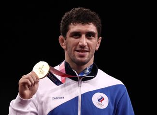 Заурбек Сидаков c золотой медалью на церемонии награждения на Олимпиаде-2020 в Токио
