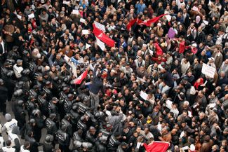 20 января 2011 года. Полицейские останавливают протестующих на улицах столицы Туниса. Несмотря на то, что победа революции не сразу принесла стране демократию, в итоге Тунис стал единственным стабильным демократическим государством в арабском мире