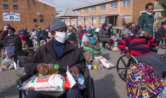 Раздача бесплатной еды в южноафриканском городе Парл, 13 мая 2020 года