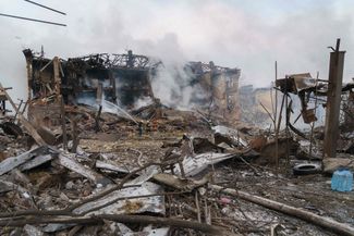Пожарные тушат разрушенную авиаударом обувную фабрику в Днепре