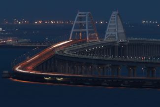 Вид на Крымский мост со смотровой площадки на горе Митридат в Керчи 20 августа 2022 года. В этот день управление федеральных автомобильных дорог «Черноморье» зафиксировало рекордный автомобильный трафик по мосту в обоих направлениях — 38 297 автомобилей