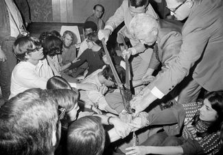 25-летний Ричард Уиттингтон Итон из Филадельфии 17 апреля 1969 года приковал себя цепью после того, как его призвали в армию. Агенты ФБР распилили оковы и задержали Итона, а вместе с ним еще шесть человек
