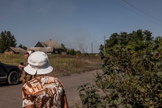 Купянск в Харьковской области, захваченный российскими войсками в начале полномасштабного вторжения, был освобожден в сентябре 2022 года. Однако город и окружающие его общины находятся под постоянными обстрелами. Поэтому из Купянска, где до войны жило 30 тысяч человек, <a href="https://meduza.io/news/2023/08/10/v-kupyanskom-rayone-harkovskoy-oblasti-ob-yavili-obyazatelnuyu-evakuatsiyu-iz-za-usileniya-rossiyskih-obstrelov" rel="noopener noreferrer" target="_blank">пытаются эвакуировать</a> оставшихся жителей. Многие пожилые люди отказываются покидать дома