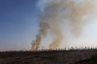 Дым над заминированными полями и лесополосами у села Граково