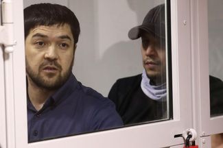 Умар Хасанов и Зафар Гулямов слушают приговор суда, 9 августа 2018 года