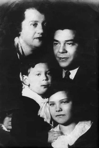 Виктор Василенко в детстве и его семья