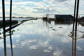 The street in Adillotar was flooded. April 2