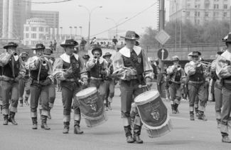 Марширующих ветеранов поддерживал оркестр из Германии