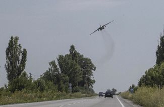 Украинский военный самолет в небе над Донецкой областью