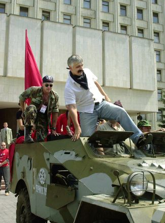 Дмитрий Корчинский (справа) на бронетранспортере, на котором он прибыл к зданию ЦИК Украины. В 2004 году Корчинский баллотировался в президенты страны, но набрал меньше 1% голосов