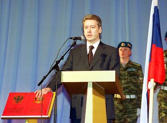 Сергей Собянин принимает присягу, вступая в должность губернатора Тюменской области, 26 января 2001 года