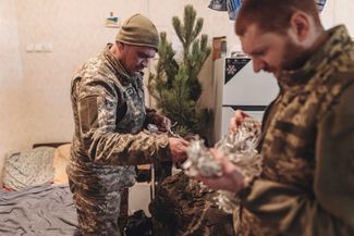 Украинские военные врачи в госпитале на линии фронта в Донбассе