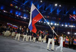 Флаг российской сборной нес волейболист Сергей Тетюхин