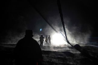 Поиски людей после извержения вулкана в деревне Сумбер Вулух. 5 декабря 2021 года