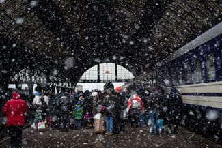 Беженцы на вокзале Львова ждут поезда для эвакуации в Польшу