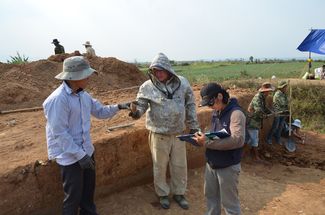 Александр Кандыба (в центре) на раскопках в Акхне, Вьетнам