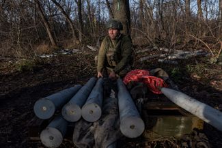 Боец ВСУ готовит артиллерийские снаряды