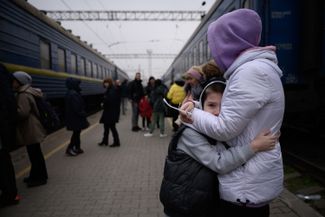 Женщина с ребенком на железнодорожной станции Запорожья