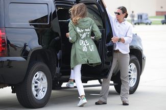 Мелания Трамп в куртке с надписью «Мне реально плевать. А тебе?» после поездки в Техас