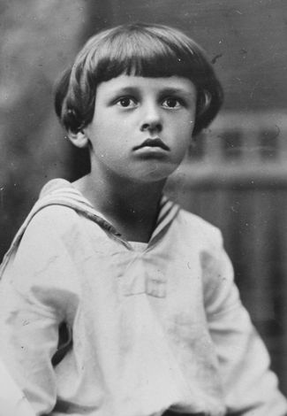 Андрей Сахаров в возрасте шести-семи лет. В это время его семья жила в коммунальной квартире в Москве. Там же он получил начальное образование: физикой и математикой с ним занимался его отец Дмитрий, известный преподаватель и популяризатор физики