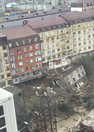 In Makhachkala, a three-story building collapsed due to floods (and several others may collapse); In Khasavyurt, the market was washed away. Videos and photos of the items – Medusa