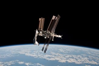 Международная космическая станция с пристыкованным шаттлом Endeavour, 23 мая 2011 года