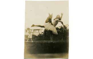 Хелен и Зена танцуют. Старшая сестра Вайолет позирует на заднем плане. 1920-е годы.