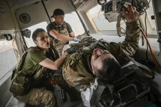 Украинские военные медики эвакуируют военнослужащего, раненного на фронте. 23 марта 2023 года