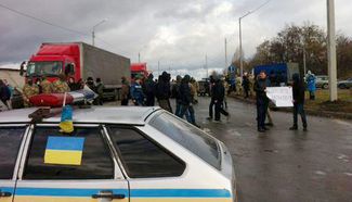 Перекрытие дороги на выезде из Харькова