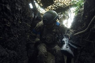 Боец ВСУ с позывным «Стейтем» — военнослужащий 3-й отдельной штурмовой бригады — спасается от российского обстрела в траншее под Бахмутом